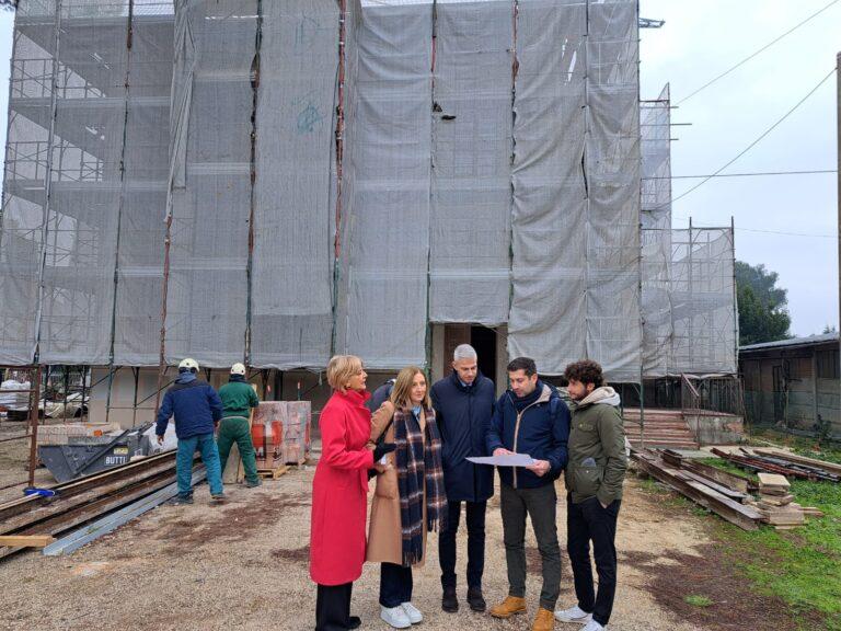 Scuola primaria di Sant’Angelo: opere per 890mila euro. Il sindaco e la giunta in visita al cantiere per fare il punto della situazione