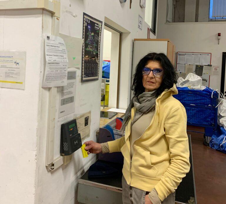 Rita Dragoni timbra il cartellino per l’ultima volta, alle Poste di Città di Castello