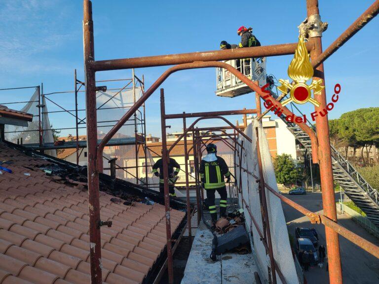 Incendio in una abitazione a Città di Castello, in fiamme il tetto
