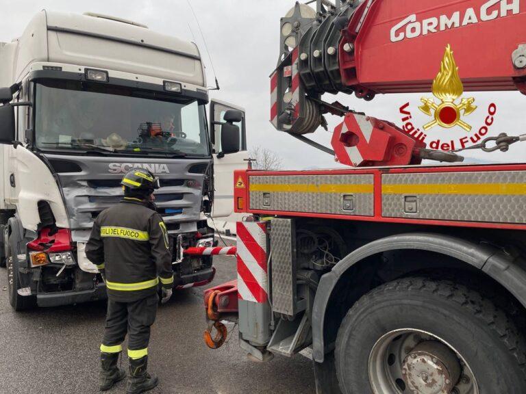 Incidente lungo la E45 uscita Montone, coinvolte due auto e due auto articolati