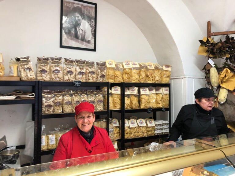 64 anni di attività per la regina del mercato coperto. Fiorella Flavi, “Denise”, 82 anni oggi festeggia un compleanno speciale con il lavoro