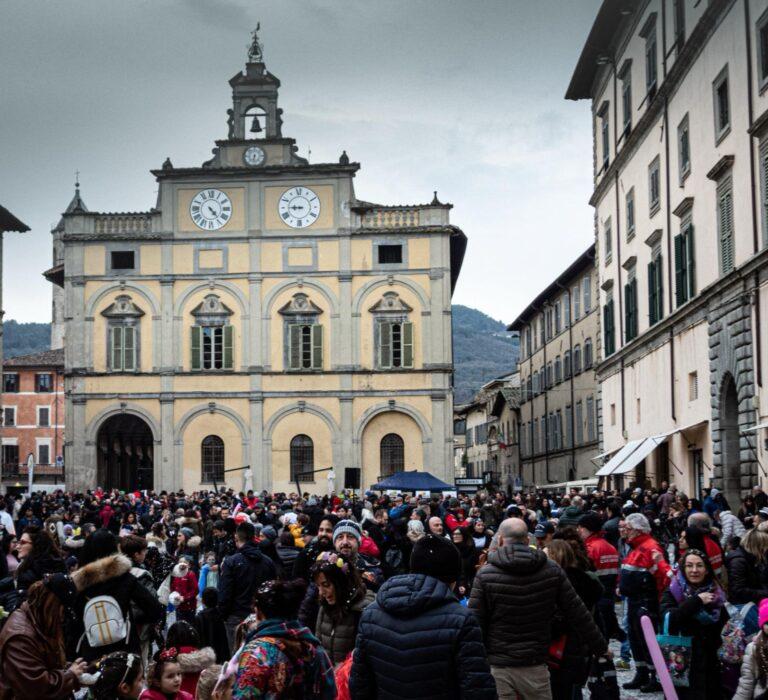 Città di Castello: Centro storico gremito per il “Carnevale in piazza”. Guerri: “una bella festa, che abbiamo fortemente voluto”