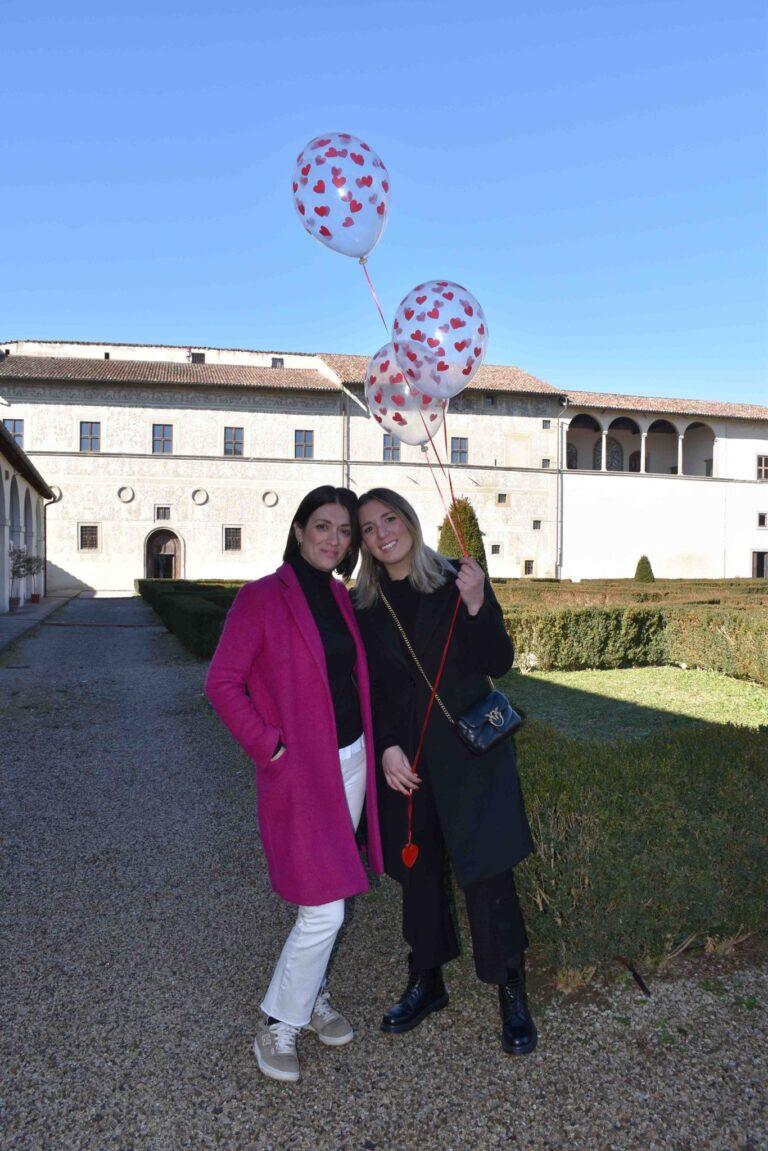 Baci e abbracci in Pinacoteca nel giardino rinascimentale e all’intero delle sale fra le opere dei maestri della pittura e arte, Raffaello e Signorelli, per celebrare in maniera inedita San Valentino
