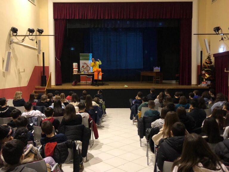 Una platea gremita quella del Teatro Smeraldo di Pistrino con oltre 100 studenti riuniti per incontrare Alessio Campriani