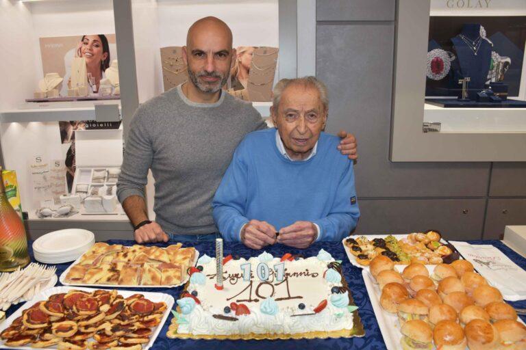 Giovanni Talamelli festeggia 101 anni nel suo negozio in corso Cavour a Città di Castello