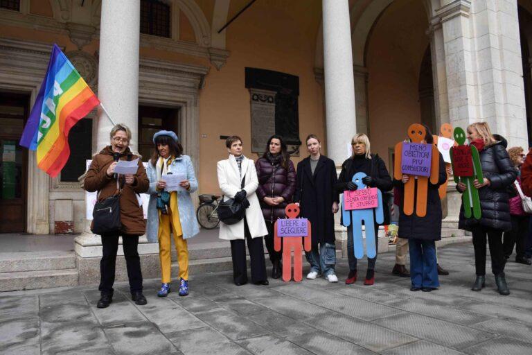 Città di Castello: Tanti uomini e donne stamattina alla manifestazione “Insieme in piazza per i diritti, la pace, la solidarietà”
