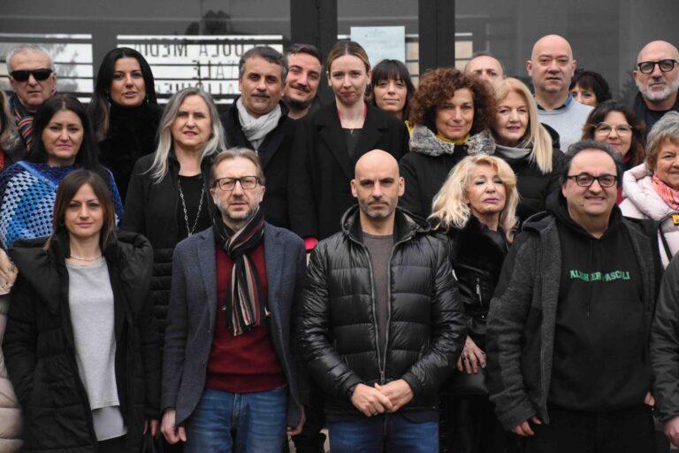 Ultimo giorno di lezioni con foto ricordo alla scuola Dante Alighieri: entro il 31 marzo è prevista la consegna dei lavori