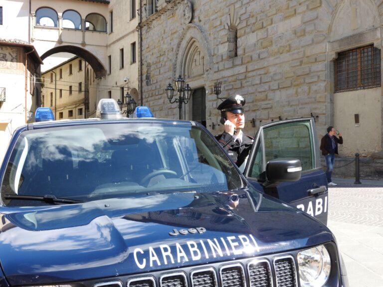 Si reca in agenzia immobiliare in cerca di un immobile e ruba 700 euro contenuti in una busta sulla scrivania: denunciata 43enne