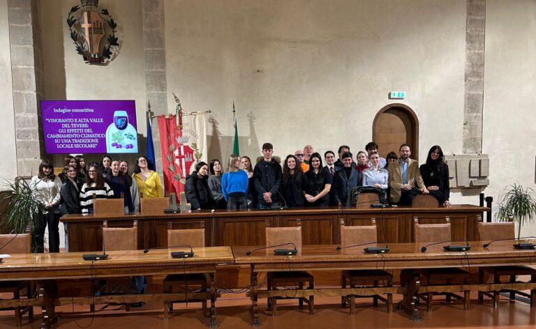 Città di Castello – La ricerca sul Vinosanto da uve affumicate dell’Alta Valle del Tevere del Liceo Europeo approda in Comune