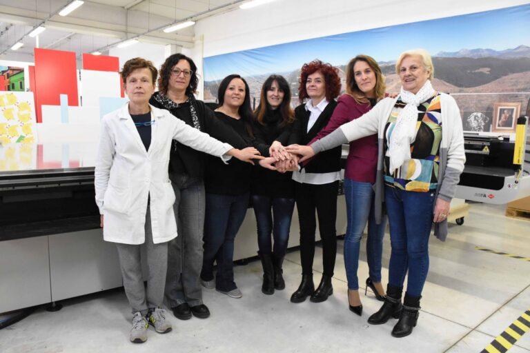 Imprese “rosa”. Sette donne al timone di una storica azienda tipografica “Linoservice” che hanno difeso con coraggio il posto di lavoro superando difficoltà di varia natura e avversità della vita