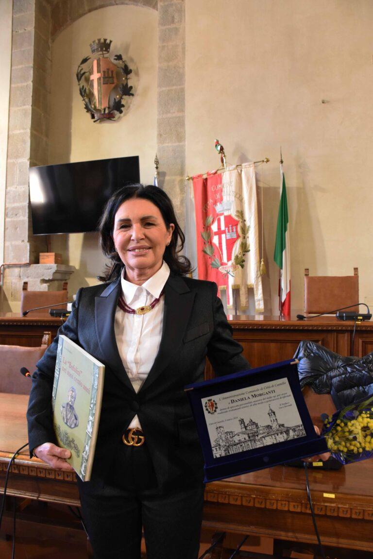 Riconoscimento ufficiale a Daniela Morganti, premiata in comune da sindaco ed assessori: “regina” di bellezza e benessere, pioniera di trattamenti estetici e “Tattoo”