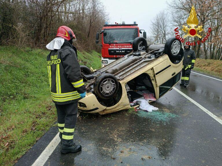 Città di Castello: donna al volante della propria auto si ribalta, necessario l’intervento dei Vigili del Fuoco e del 118