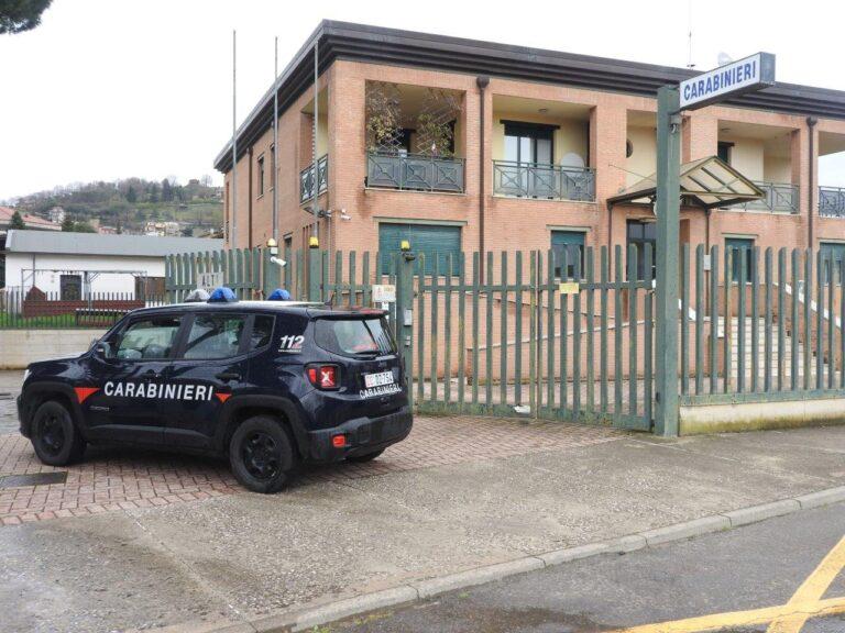 Aiuta anziana con problemi di vista al postamat di Trestina ma le ruba quasi 300 euro: denunciata una 42enne