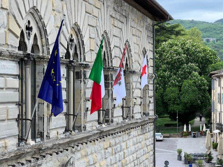 Il Comune di Città di Castello aderisce alla Giornata Mondiale della Croce Rossa e Mezzaluna Rossa con la bandiera esposta sulla facciata del palazzo di Piazza Gabriotti e la torre civica illuminata di rosso
