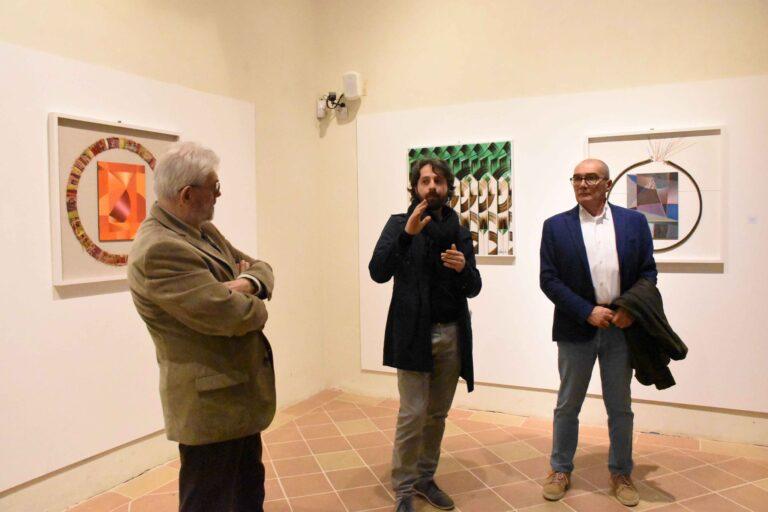 Fabio Mariacci ed Elio Mariucci nell’Ala Nuova della Pinacoteca comunale con la mostra Intra formae, fino al 16 giugno 2024
