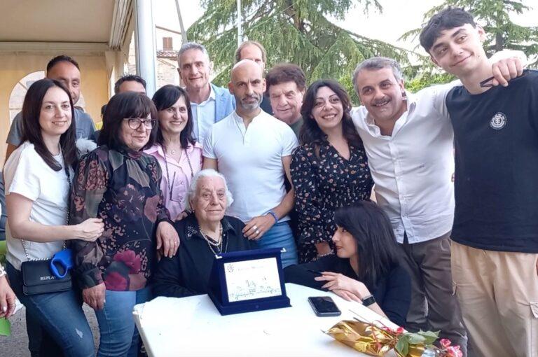 Festa “secolare” per Liliana Montacci con famiglia, sindaco ed alcuni assessori che hanno consegnato una targa ricordo e portato i rallegramenti alla nuova arrivata nella “città dei centenari”