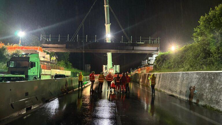 Operazioni di varo la scorsa notte del nuovo impalcato del cavalcavia che sovrappassa la E45 a Promano