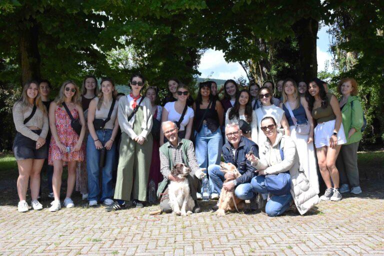Leo cocker cieco campione nella ricerca dei tartufi e Lara “Springer Spaniel” che da mesi lo accompagna nei boschi per affinare l’olfatto hanno toccato il cuore di 23 studenti americani in Italia per un progetto sulle eccellenze agro-alimentari, il cibo, fra cui il distretto del tartufo di cui Città di Castello