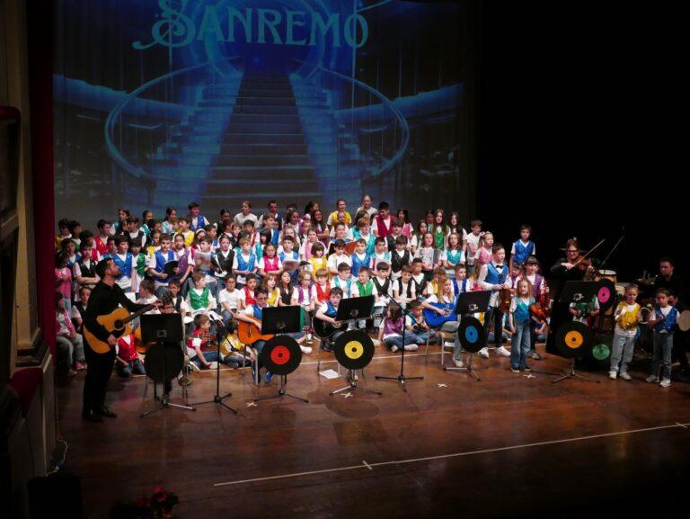 Al Teatro comunale degli Illuminati di Città di Castello, i bambini del Coro delle voci bianche delle scuole primarie di La Tina e Lerchi entusiasmano i familiari con lo spettacolo di fine anno “Dalla scuola a Sanremo…è un attimo”