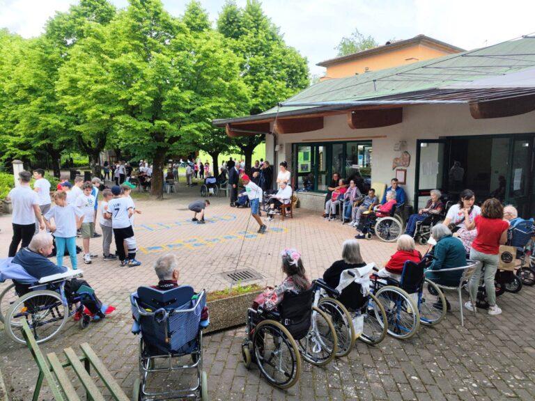 I giochi di una volta – Oltre cento bambini sotto gli occhi lucidi, pieni di gioia e tanti ricordi degli ospiti della “residenza protetta”, Muzi Betti hanno riproposto i giochi dei genitori e dei nonni