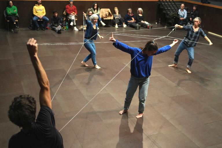 In residenza creativa al Teatro alla Misericordia di Sansepolcro, diretto dall’Associazione CapoTrave/Kilowatt, la danzatrice e coreografa Federica Porello, che stalavorando a un nuovo progetto