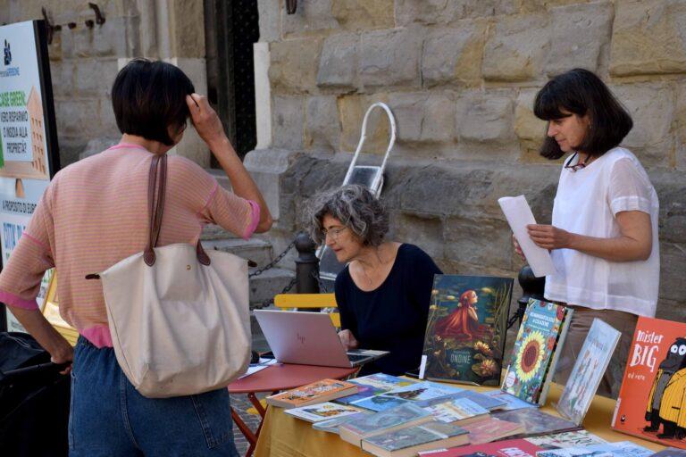 Libri fra le “bancarelle”. In occasione del “Maggio dei libri 2024” la biblioteca “G. Carducci” torna al mercato, per farsi conoscere anche da chi non è abituato a frequentarla