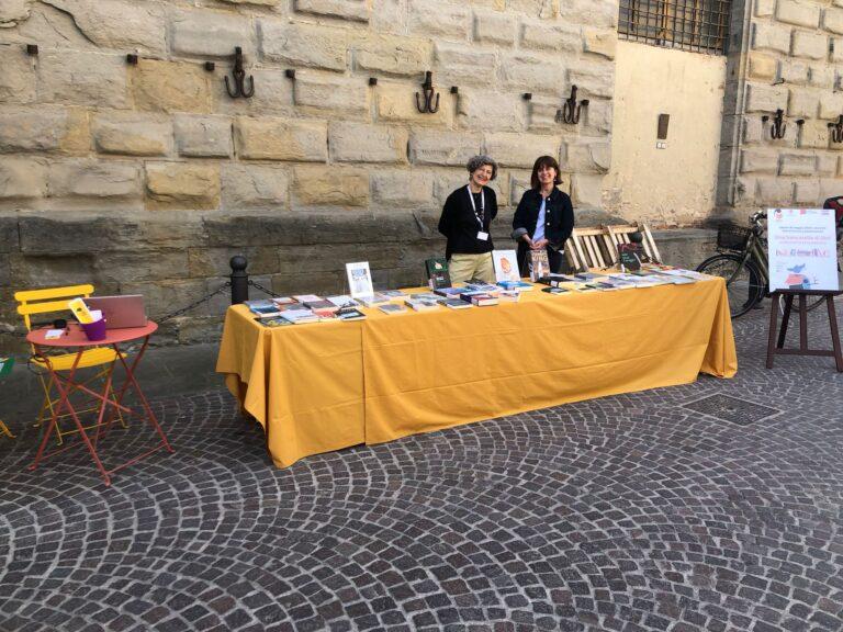 Libri in piazza fra le bancarelle del mercato: cittadini e turisti apprezzano l’originale iniziativa