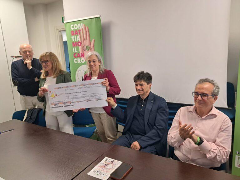 La solidarietà nutre i servizi Aucc e la ricerca di base: consegnato un assegno da parte dell’associazione “Se’ de J’Angeli se…”