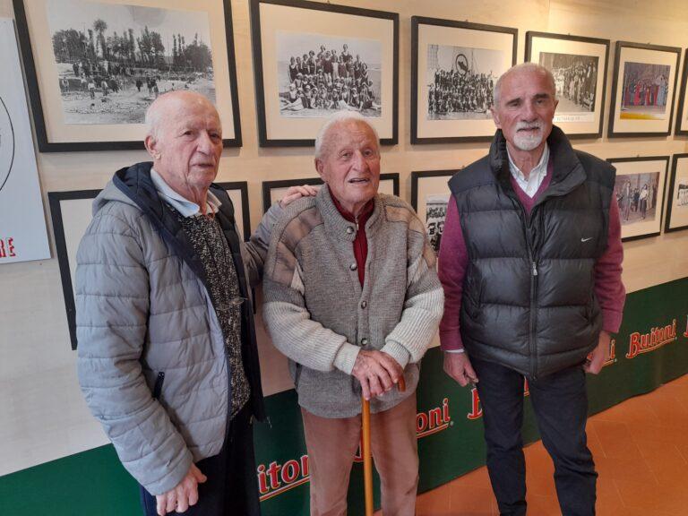 Un ospite speciale alla mostra “Buitoni e il sociale” di Sansepolcro: Gherardo Dindelli, l’ex partigiano da pochi mesi centenario, che ha lavorato per 37 anni all’interno della grande fabbrica