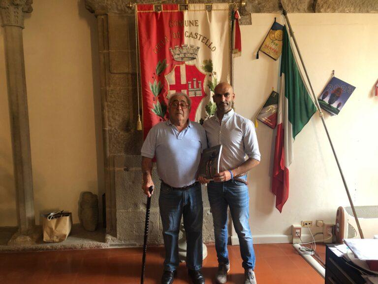 80 anni per Ugo Caselli “storico” volontario di diverse associazioni e gruppi ricevuto in comune dal Sindaco