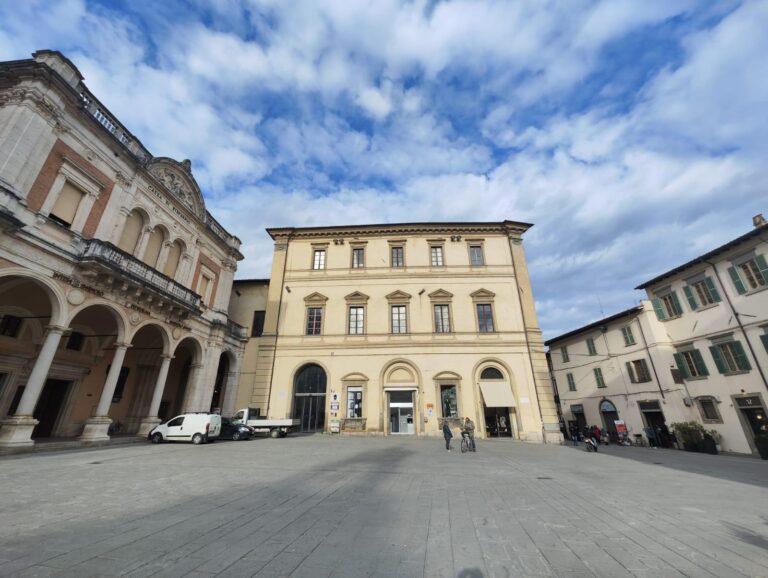 Riaprono i bagni pubblici nel centro storico con la gestione di Sogepu, da lunedì 1 luglio a disposizione gratuita di cittadini e turisti i servizi igienici di Palazzo Bufalini e nei prossimi mesi anche nell’area della Variante del Cassero