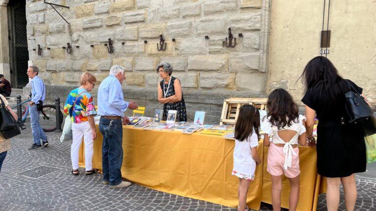 “Una bancarella di libri. La biblioteca va al mercato”, l’iniziativa che porta la “Carducci” e i suoi libri tra le bancarelle del mercato