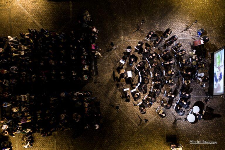 “Jules Verne Il giro del mondo in 80 giorni” successo di pubblico e critica per l’esibizione della Filarmonica Puccini