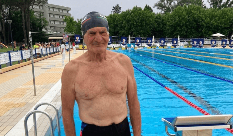 7 ore di viaggio in scooter da San Benedetto del Tronto per partecipare al Meeting Internazionale Masters “Italo Galluzzi”, questa è la vera passione per il nuoto di Gabriele Romani 75 anni del Gruppo Sportivo Samp 87
