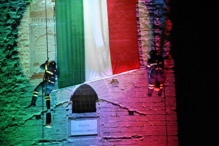 Festa della Repubblica: magia e suggestione del maxi-tricolore sceso dalla Torre Civica si è ripetuta fra entusiasmo e interesse dei presenti in piazza Gabriotti