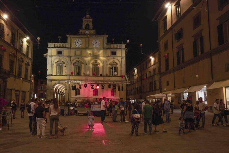 Giovedì 20 giugno la “Goal Night” di Città di Castello con Italia-Spagna sul maxi schermo in piazza Matteotti e l’esibizione di Jonny Mele e Wender de “Lo zoo di 105” per la serata con la musica e i negozi aperti di DJ Shopping. Gli eventi del fine settimana e le disposizioni per l’estate nel centro storico