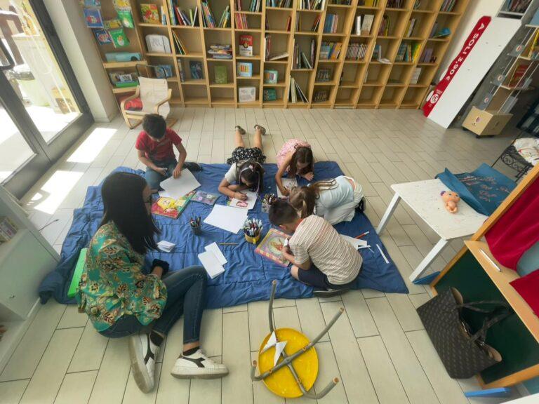 Un successo per l’appuntamento Educazione emotiva in libreria “Alla scoperta delle Emozioni” sorrisi, gioco, colori e divertimento, in cui i bambini hanno ascoltato da vicino le proprie emozioni e imparato a condividerle con rispetto e curiosità