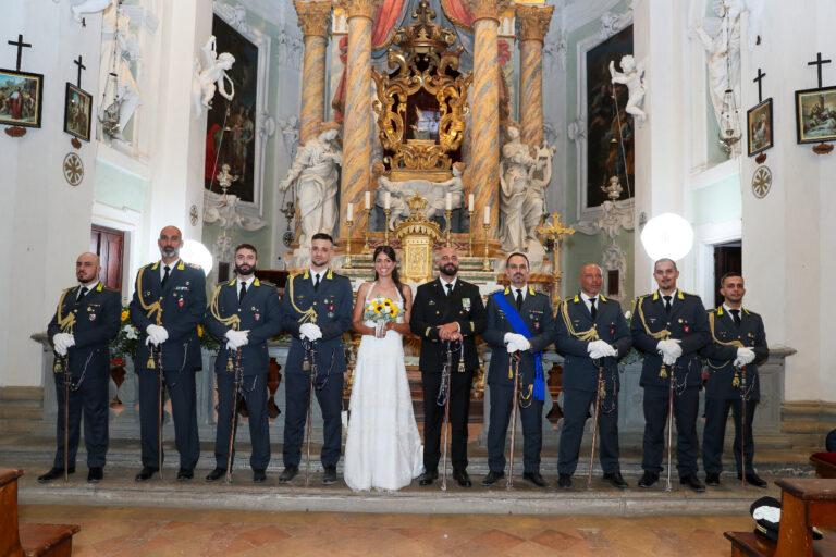 Matrimonio in alta uniforme e picchetto d’onore. Tatiana e Cosimo sposi nel segno della solidarietà