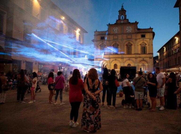 Il centro storico si è colorato di “fucsia” per una serata a tema che ha riscosso grande successo e richiamato tanta gente nel salotto buono della città