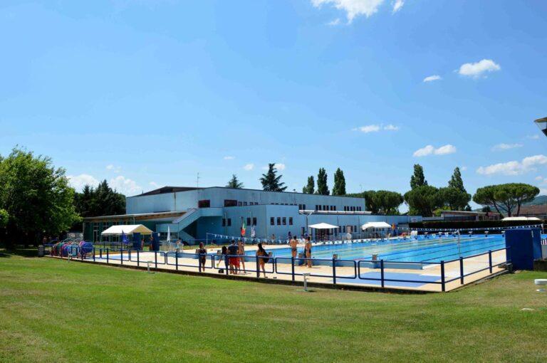 Entra nel vivo l’estate alla piscina comunale di Città di Castello: l’impianto sarà aperto per il nuoto libero fino al prossimo 25 agosto, con orario continuato 9.30-19.30 e tariffe agevolate per le famiglie con bambini