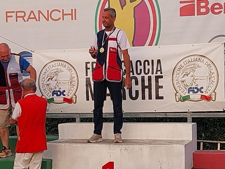 Campione italiano di tiro a volo. Dante Cherubini Scarafoni, tifernate, e’ salito sul podio più alto ai recenti campionati italiani di tiro a volo della Federcaccia