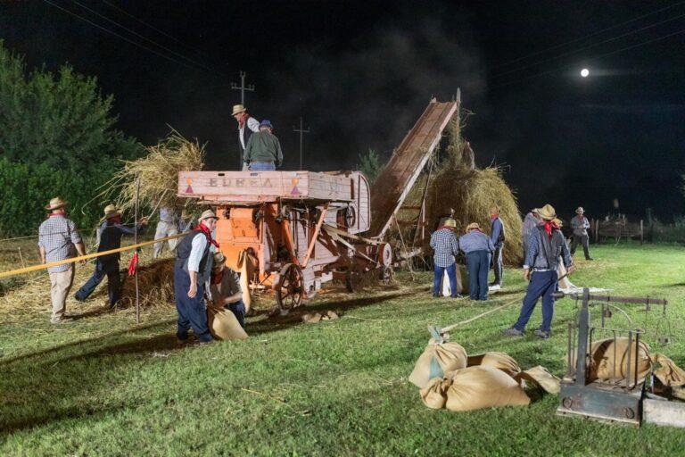 La magia e suggestione della battitura del grano “come era una volta” si ripete. Come in un set cinematografico a Piosina è tutto pronto per il “Ciak si gira”