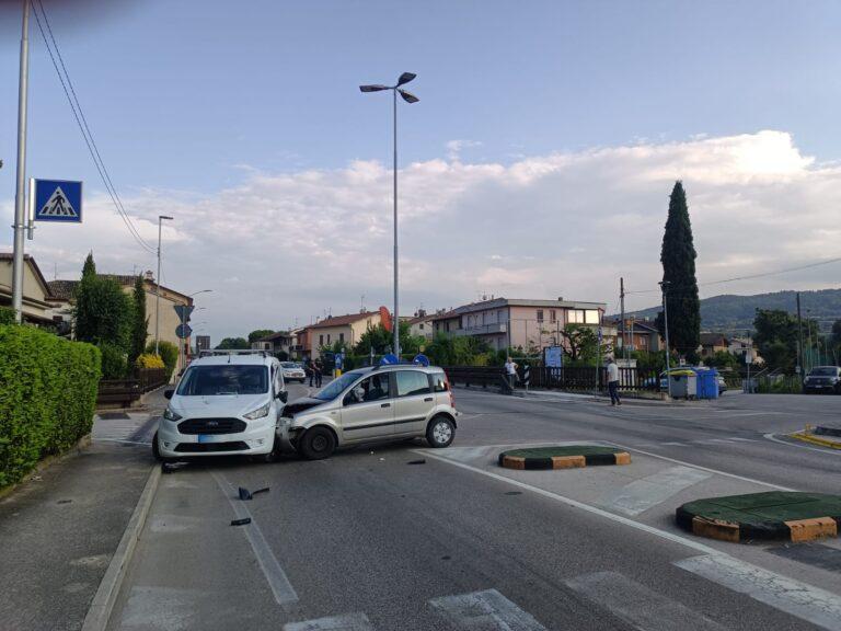 Scontro tra auto e autocarro in viale Romagna, sul posto 118 e Polizia Locale
