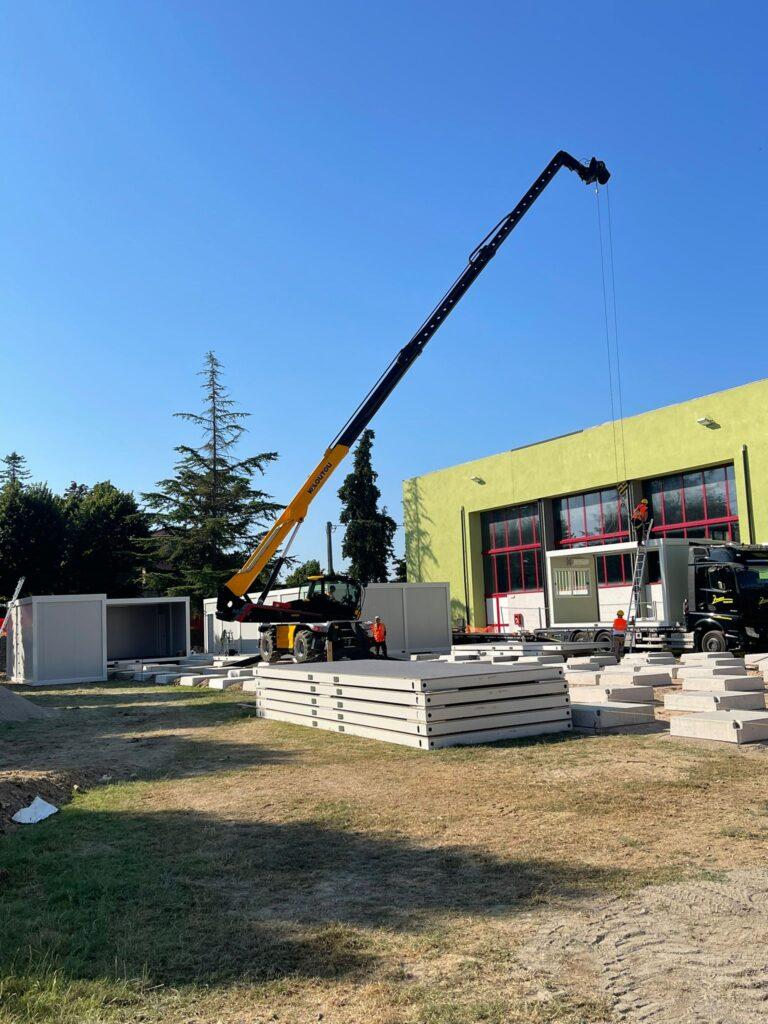Al via, nei giorni scorsi, il montaggio della struttura temporanea che ospiterà le nove classi del polo scolastico di Selci Lama