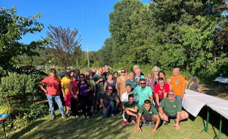 Merenda di inizio estate agli orti “sociali” fra le zucchine, pomodori, insalata e patate “solidali”