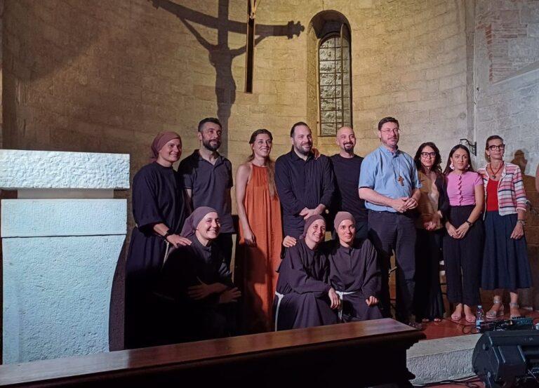 Chiesa di San Marziale a Gubbio gremita di gente per il Concerto live – Nuova luce dalle ferite inserito nella programmazione di Chiostri Acustici