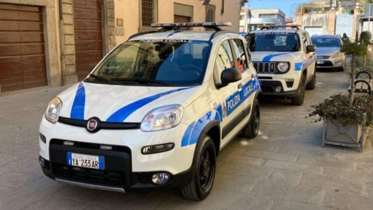 Aggredisce due agenti durante un controllo di polizia stradale: denunciato dalla polizia locale