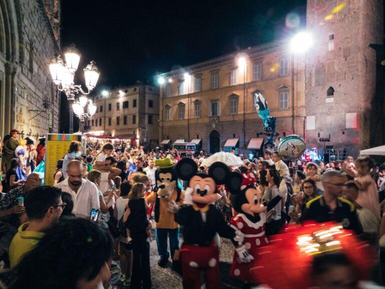 Ieri sera in centro per la parata Disney, l’evento più atteso dai bambini e bambine e dalle loro famiglie