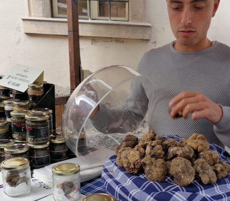 Tutto pronto per la 42esima Mostra del Mercato del Tartufo ad Apecchio. Il programma completo