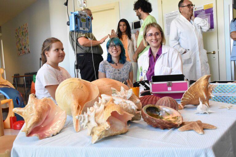 Il “mare” in una stanza dell’ospedale: i colori delle conchiglie e della sabbia, di stelle e cavallucci marini ed altri esseri viventi di acqua dolce e salata per regalare un sorriso ai bambini ricoverati in pediatria